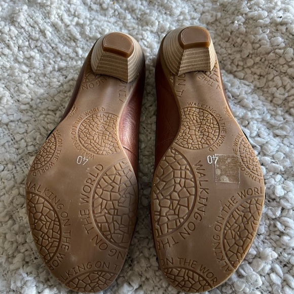 Arnold Churgin low heel pumps Size 40. Dark tan w/navy piping. Leather. - Picture 3 of 5